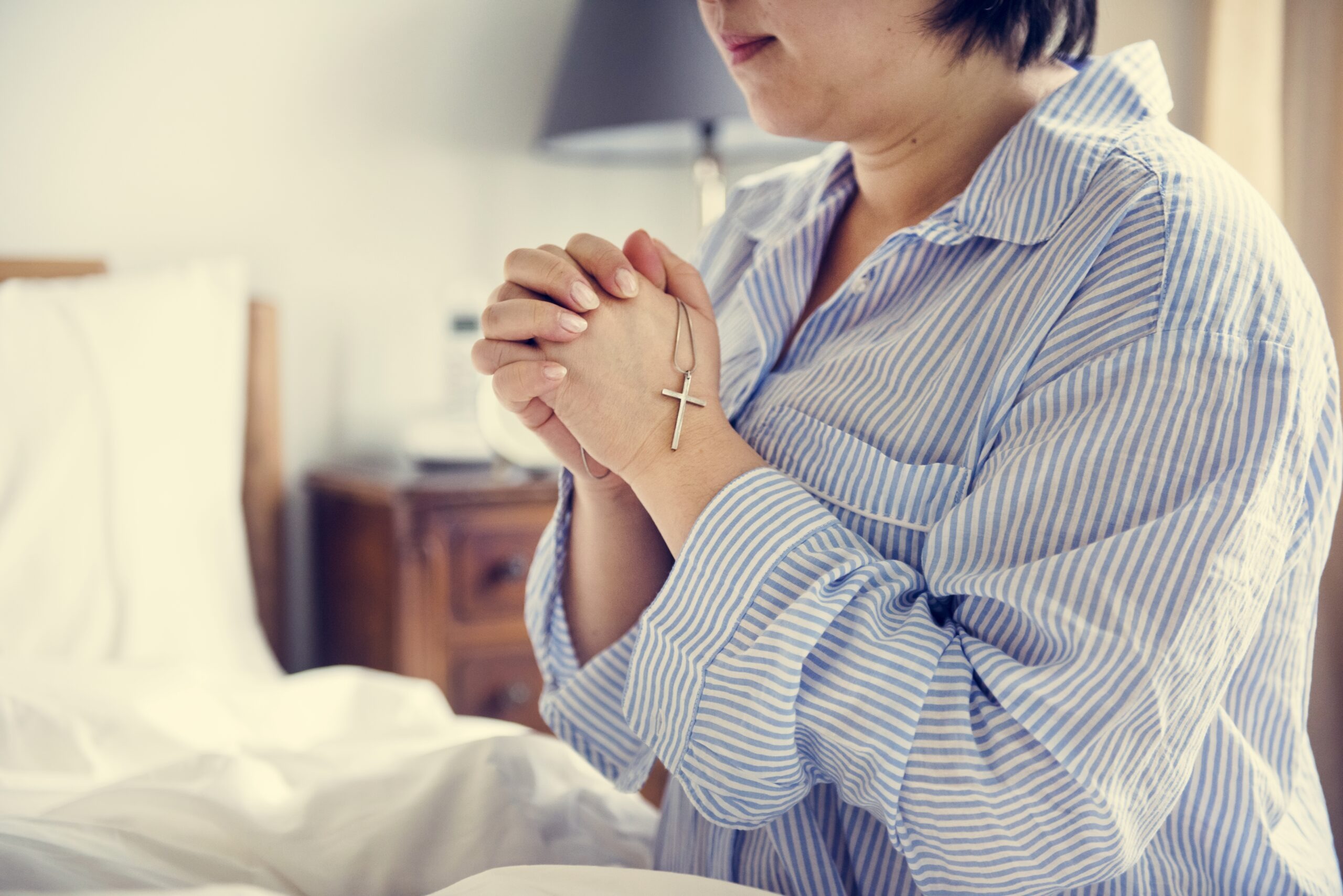 mujer orando - padre carlos yepes